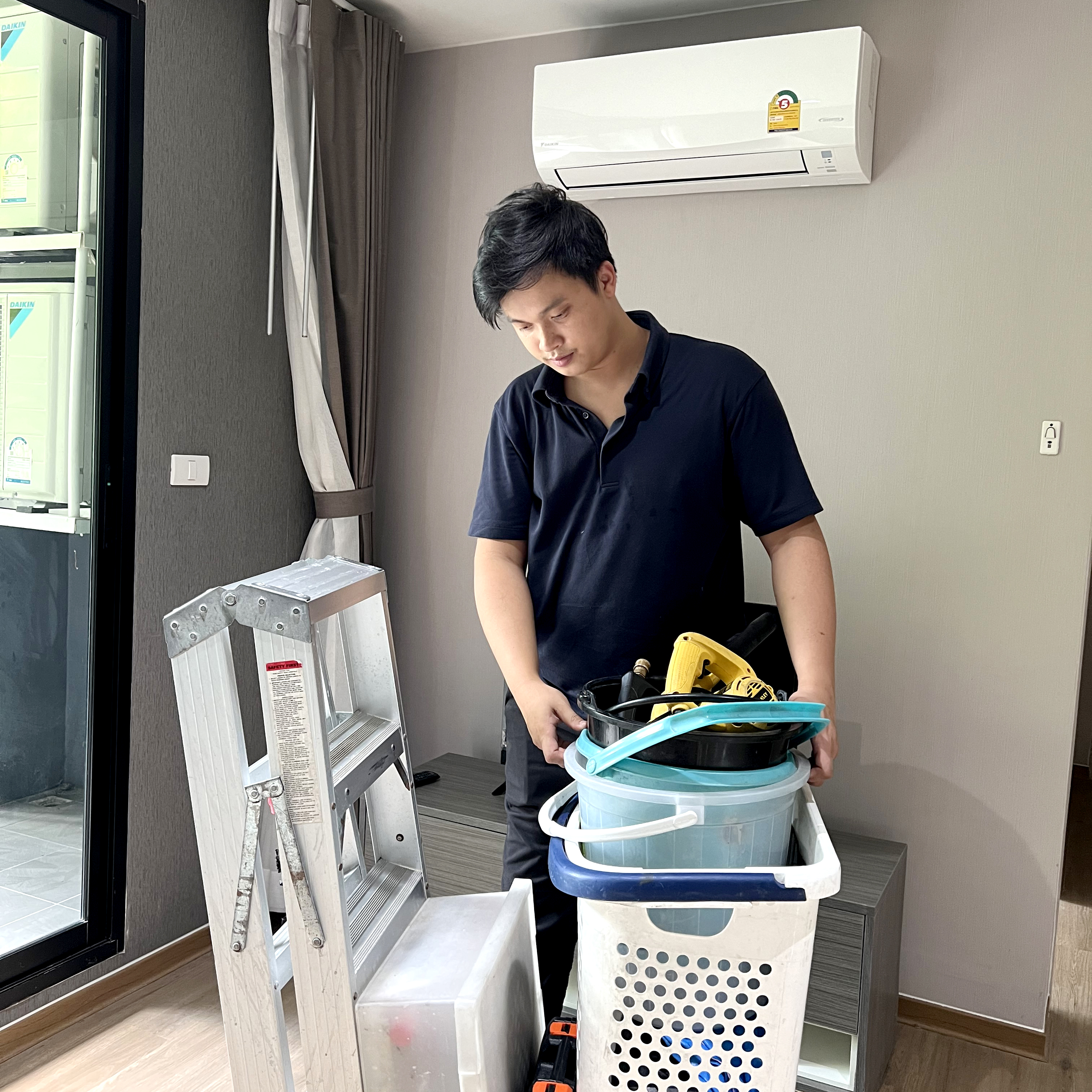 <strong class='colorOrange'> ขั้นตอนที่ 1 </strong> ผู้ให้บริการนำอุปกรณ์ล้างแอร์เข้าพื้นที่ปฏิบัติงาน <strong class='colorOrange'> ขั้นตอนที่ 1 </strong> ผู้ให้บริการนำอุปกรณ์ล้างแอร์เข้าพื้นที่ปฏิบัติงาน
